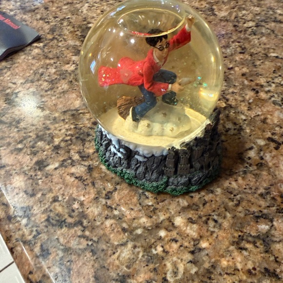 Retired Ltd Ed.  Warner Bros. Red and Blue Harry Potter Snow Globe Collectib - Picture 2 of 6